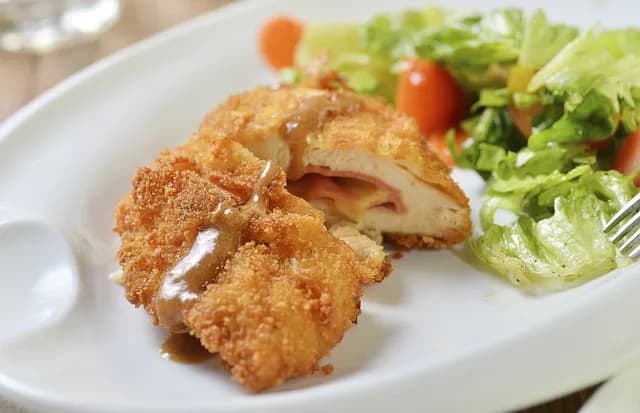 Ile kcal ma kotlet z kurczaka? Sprawdź kaloryczność różnych wersji