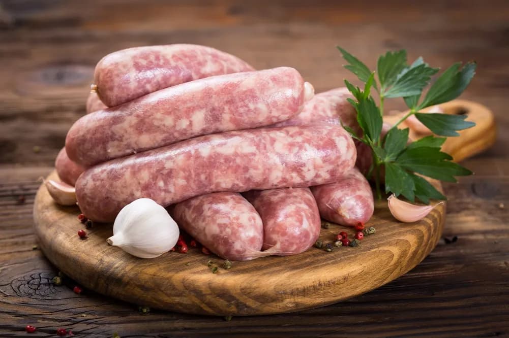 Ile kalorii ma kiełbasa swojska? Zaskakujące fakty o jej kaloryczności