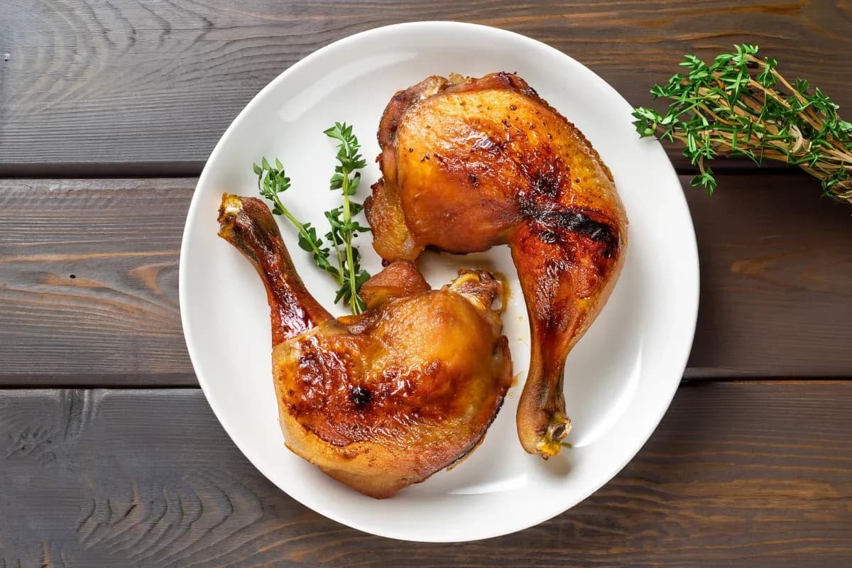 Ile się piecze pałki z kurczaka, aby były soczyste i chrupiące?