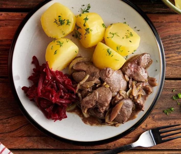 Jak usmażyć wątróbkę drobiową z cebulką - prosty przepis na obiad