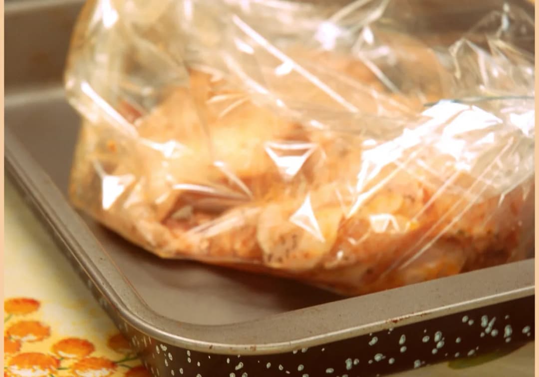 Jak długo piec pałki z kurczaka w rękawie, by były soczyste?